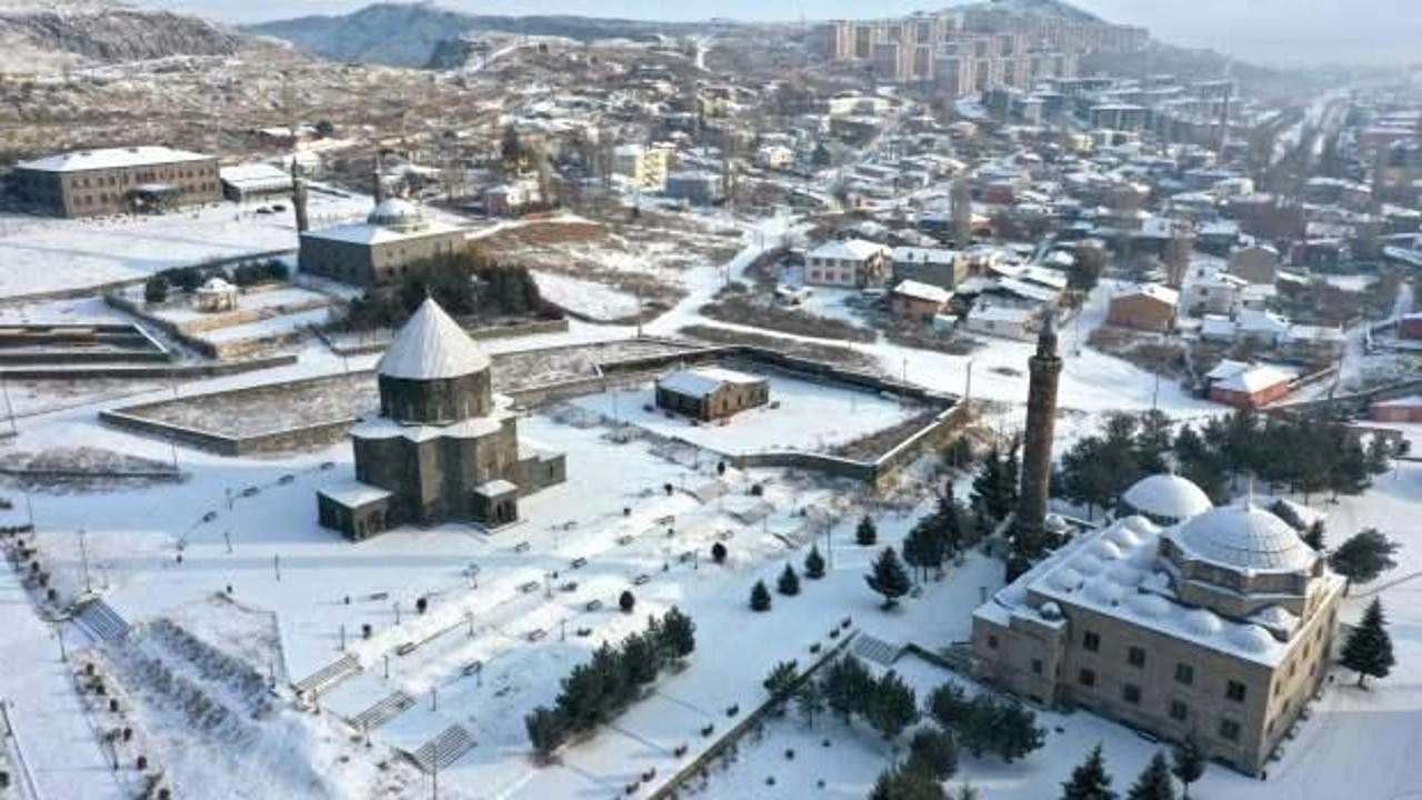 Yoğun kar yağışıyla birlikte 5 il yeniden beyaza büründü