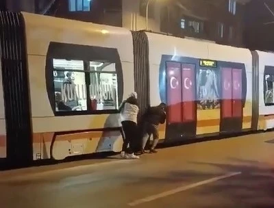 Yokuş çıkmakta zorlanan tramvayı ittiren gençlerin videosu büyük beğeni topladı
