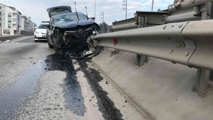 Yol ayrımında bariyerlere çarptı: 3’ü çocuk 6 yaralı
