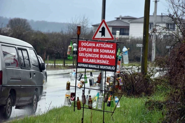 Yol kenarına atılan çöpleri bakın ne yaptı
