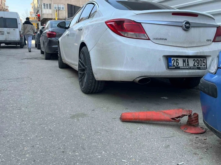 Yol kenarındaki dubalar bilinçsiz sürücüler tarafından tahrip edildi
