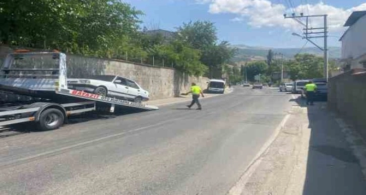 Yol kesip araçları durduran şahsa vatandaş müdahale etti