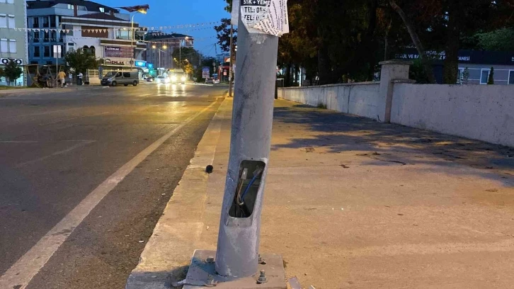 Yol tartışmasına giren sürücülerden biri, otomobilini yayaların üzerine sürdü
