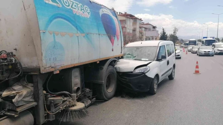 Yol temizleme aracına çarpan aracın sürücüsü yaralandı
