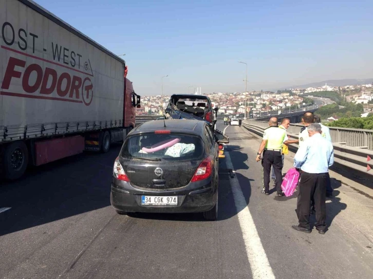 Yol üzerindeki lastik parçasına çarpınca 6 araç zincirleme kazaya karıştı
