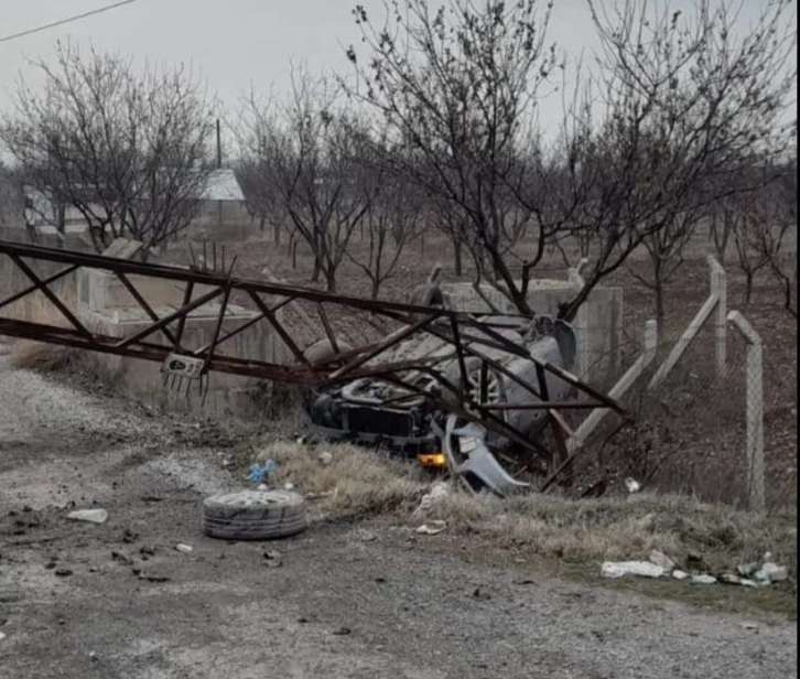 Yola düşen kabine çarpan otomobil takla attı: 2 yaralı
