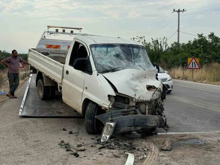 Yola kontrolsüz çıkan tır kamyonete çarptı: 3 yaralı
