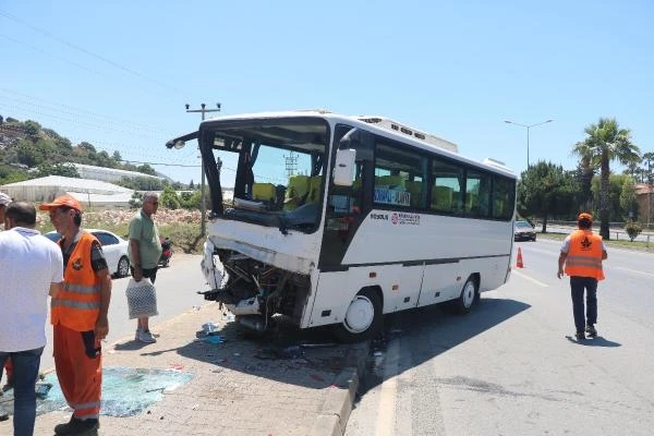 Yolcu midibüsü ile VIP minibüs çarpıştı; 3'ü Rus, 13 yaralı