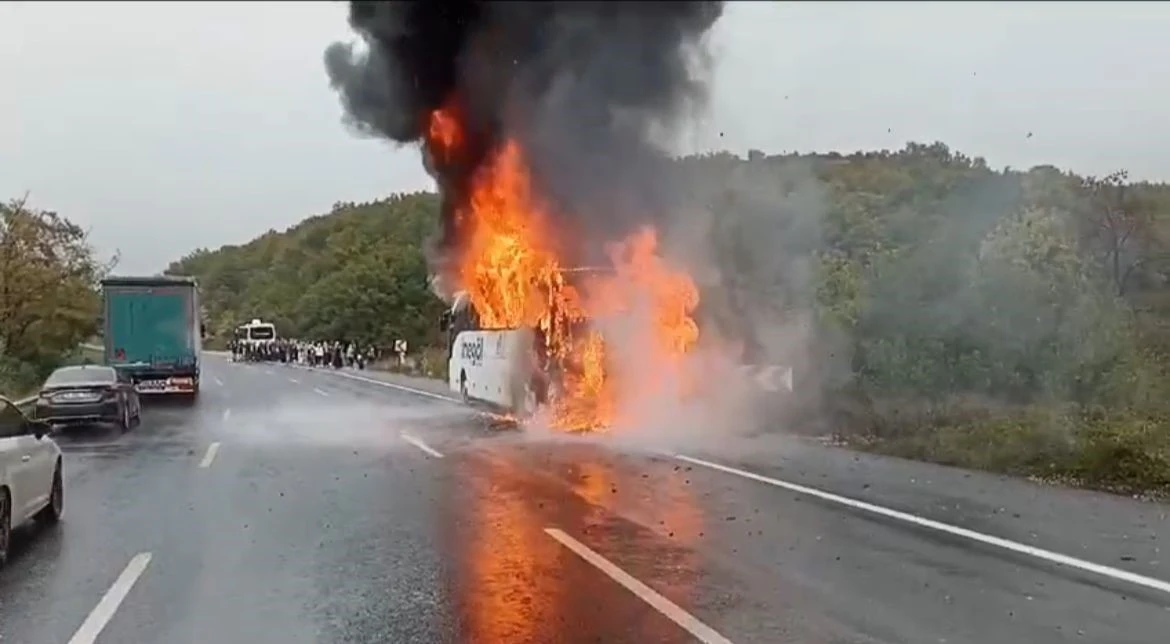 Yolcu otobüsü alev topuna döndü, yolcular tahliye edildi
