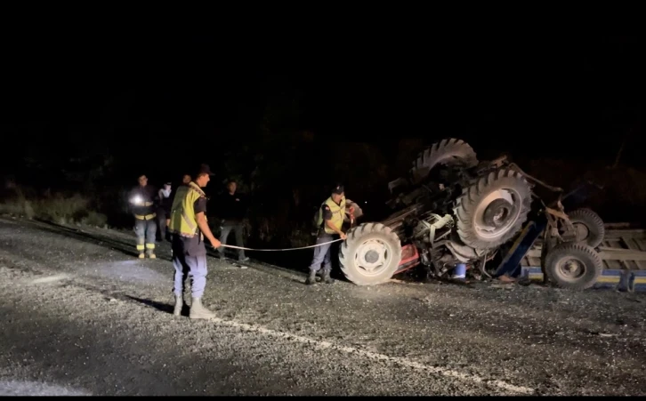 Yolcu otobüsü traktöre çarptı: 3’ü ağır 6 yaralı
