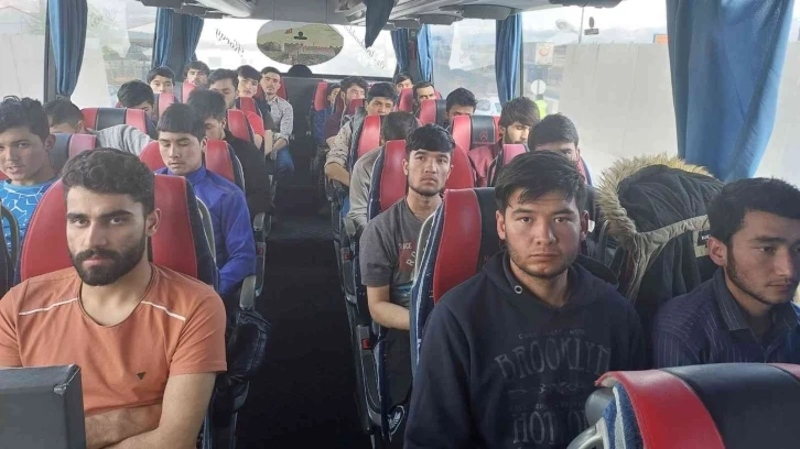 Yolcu otobüsünde seyahat eden 25 kaçak göçmen yakalandı
