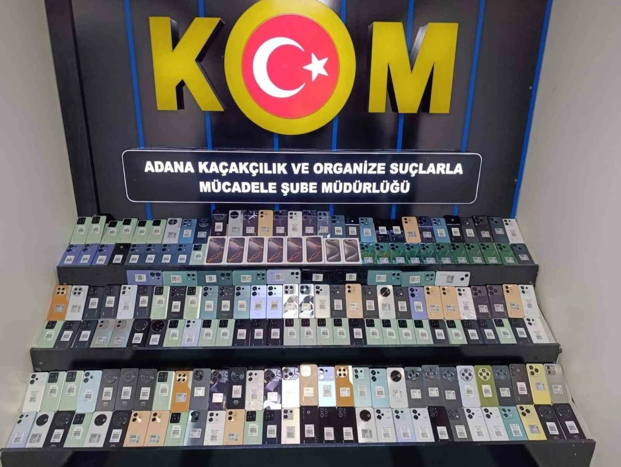 Yolcu otobüsünün motoruna gizlenmiş 188 gümrük kaçağı cep telefonu ele geçirildi
