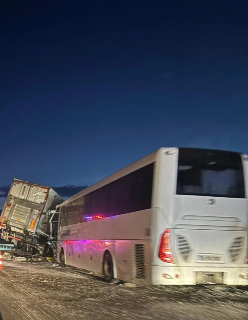 Yolcu otobüsünün tır ve otomobille çarpıştığı kazada 30 kişi yaralandı
