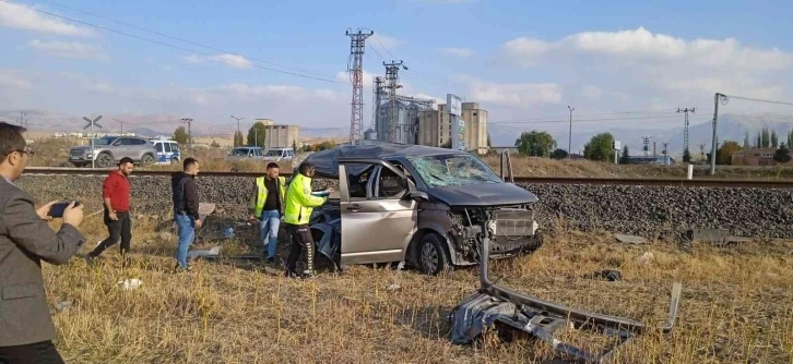 Yolcu treni minibüse çarptı: 2 yaralı
