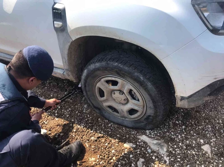 Yolda kalan Çetinkaya ailesinin yardımına jandarma koştu
