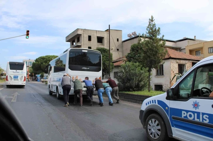 Yolda kalan otobüsün imdadına polis ekipleri yetişti
