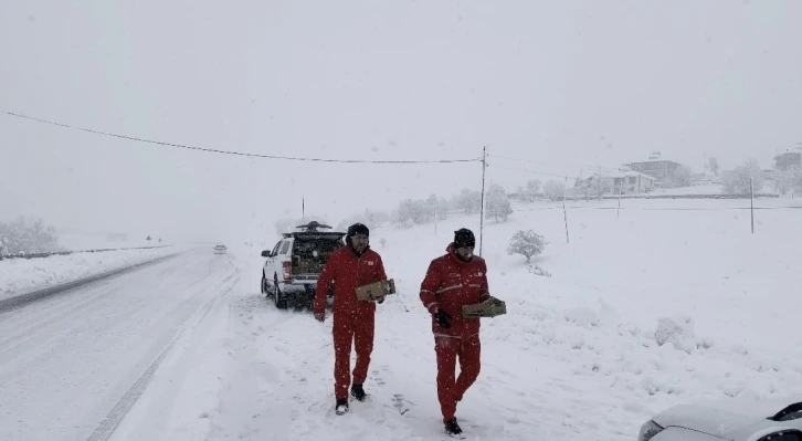 Yolda kalan  sürücülere Kızılay ekipleri yetişti
