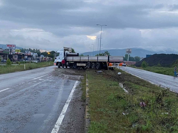 Yolda kayan tır karşı girdi, facia ucuz atlatıldı
