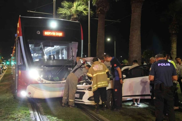 Yoldan çıkan araç tramvayla çarpıştı: 1 yaralı
