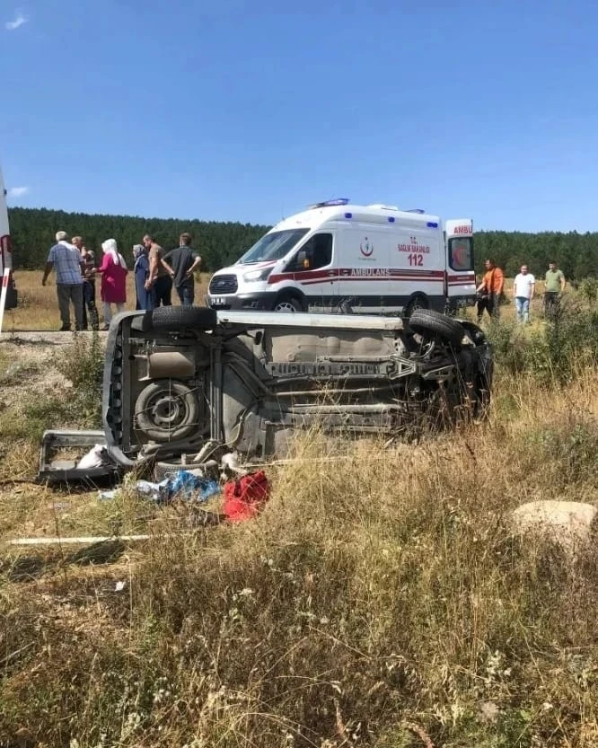 Yoldan çıkan hafif ticari araç şarampole devrildi: 3 yaralı
