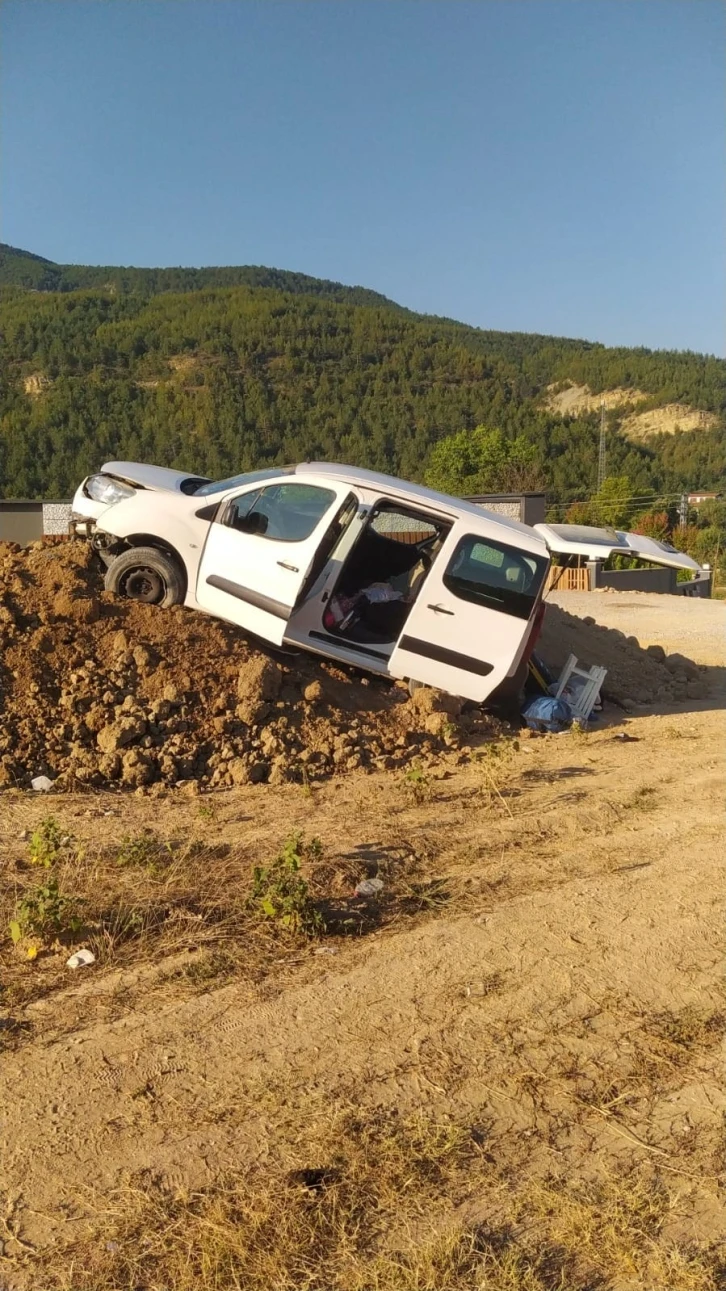 Yoldan çıkan hafif ticari araç toprak yığınına çarptı: 5 yaralı
