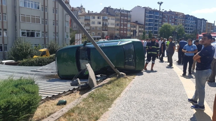 Yoldan çıkan otomobil, aydınlatma direğini devirerek otoparkın çatısına uçtu
