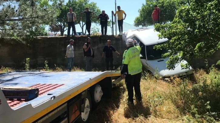 Yoldan çıkan otomobil bahçeye uçtu: 3 yaralı
