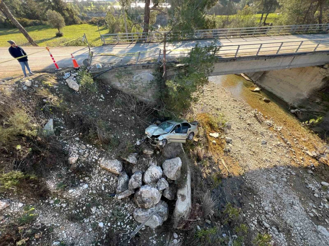 Yoldan çıkan otomobil, köprüden uçtu: 1 ölü
