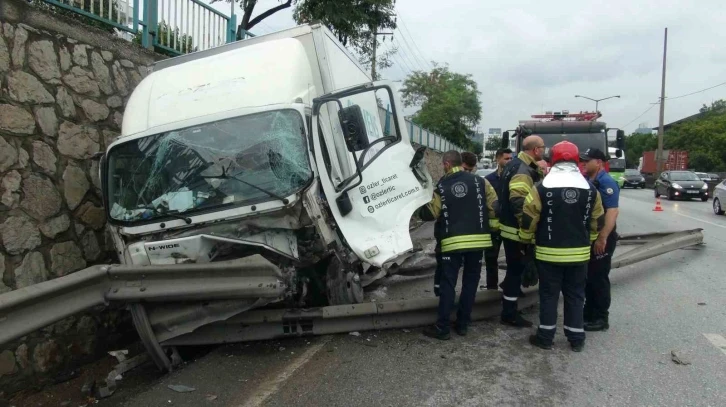 Yoldan çıkan otomobil önce bariyerlere ardından duvara çarptı
