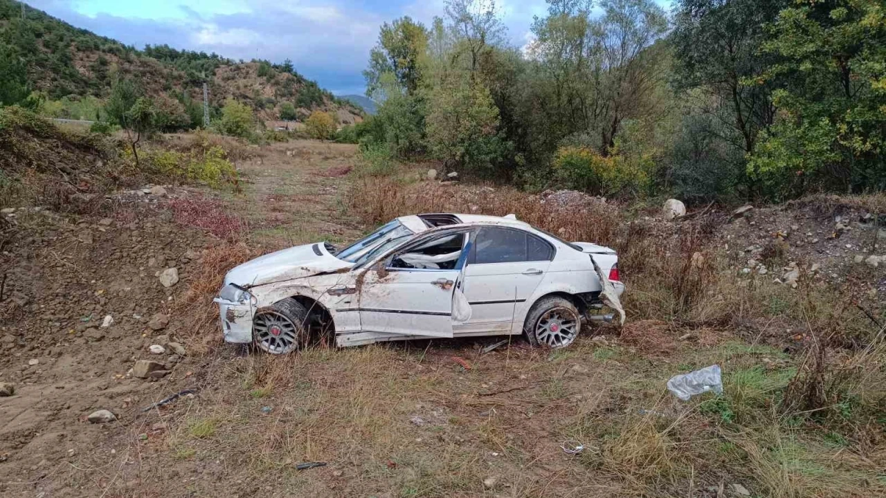 Yoldan çıkan otomobil şarampole devrildi: 2 yaralı
