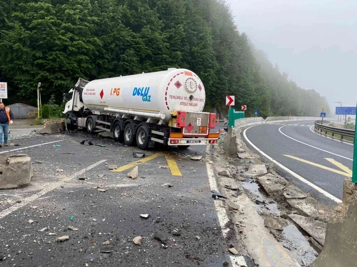 Yoldan çıkan tanker karşı şeride geçti, yol trafiğe kapandı
