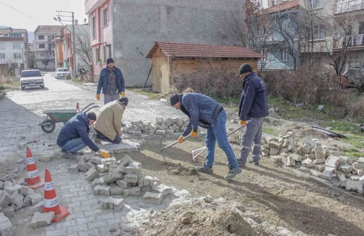 Yollar ve kaldırımlar yenileniyor
