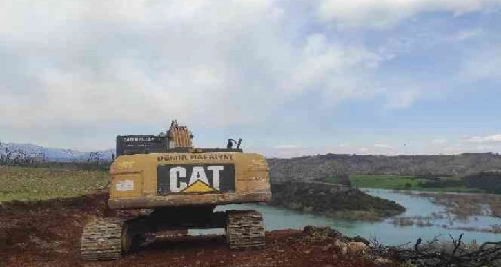 Yolu açılan besici kadın sevincini koyunlarıyla paylaştı