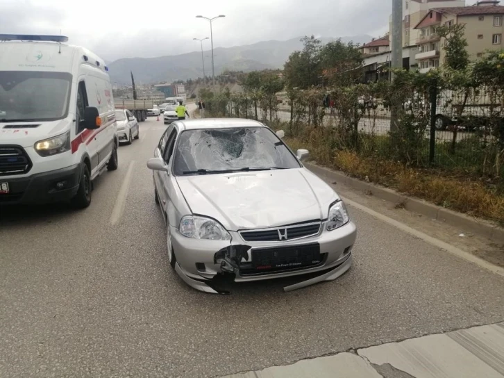 Yolun karşısına geçerken otomobilin çarptığı yaya yaralandı
