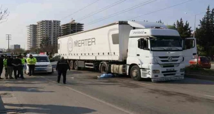 Yolun karşısına geçmek isterken tırın altında kalan kişi öldü