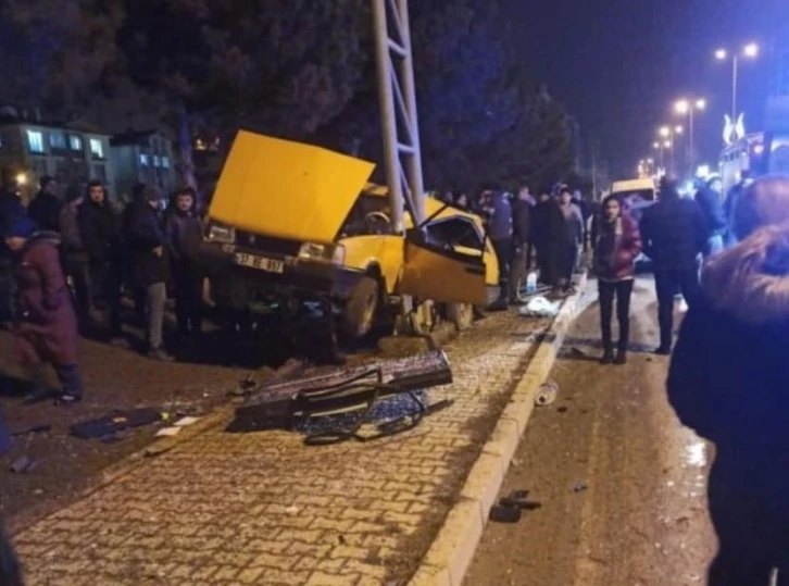 Yön tabelasına çarpan Tofaş marka otomobildeki çocuk hayatını kaybetti
