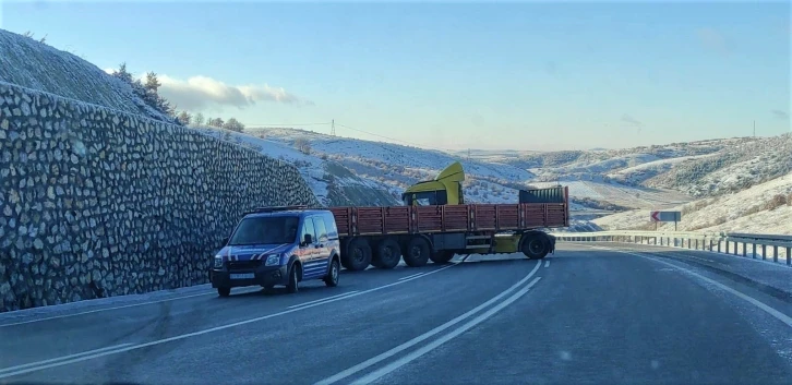 Yozgat’ta buzlanma nedeniyle çok sayıda tır sürücüsü zor anlar yaşadı
