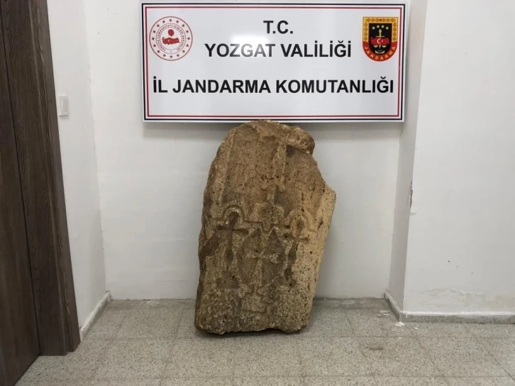 Yozgat’ta haç işlemeli mezar taşı ve tarihi İncil ele geçirildi
