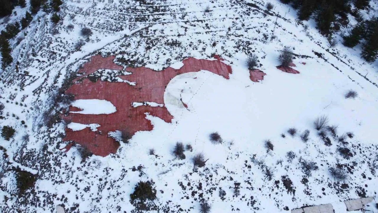 Yozgat’ta kar altındaki dev Türk Bayrağı havadan görüntülendi
