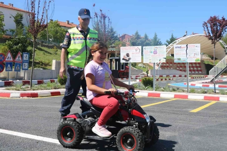 Yozgat’ta köy okulu öğrencilerine trafik eğitimi verildi
