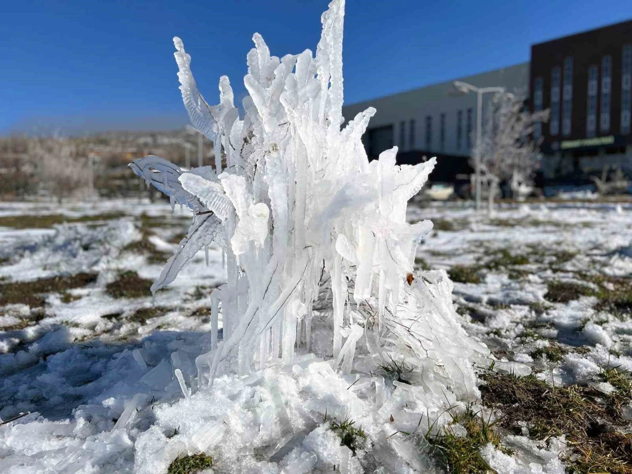 Yozgat’ta soğuk hava buz sarkıklarıyla görsel şölene dönüştü
