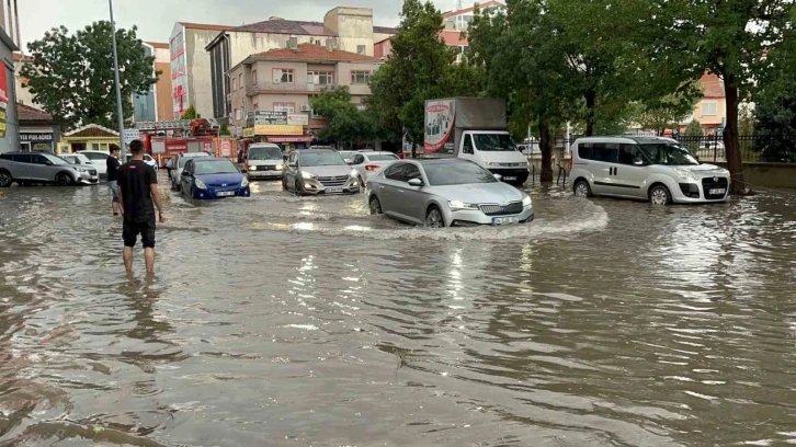 Yozgat Yerköy’de sağanak yağış sonrası yollar göle döndü
