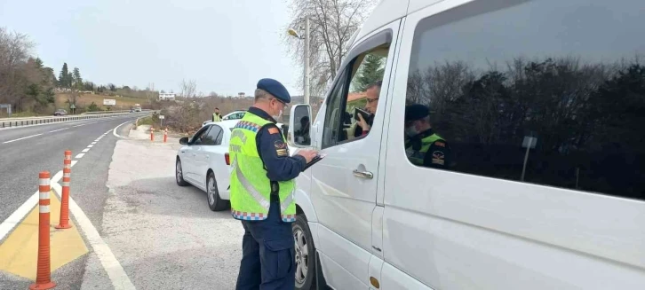 Yük ve yolcu taşıyan araçlar denetlendi
