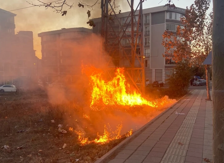 Yüksek gerilim hattı direğinin çevresinde korkutan yangın
