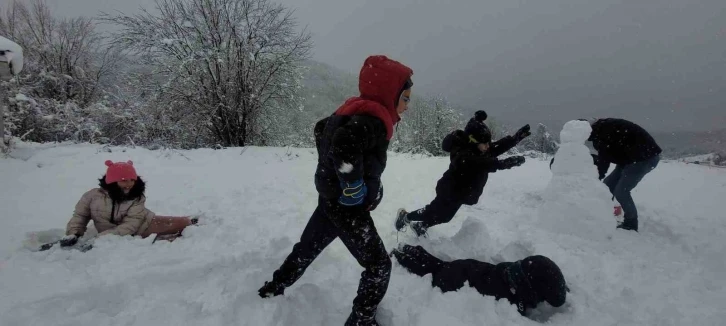 Yüksek kesimlere yağan kar en çok çocukları sevindirdi
