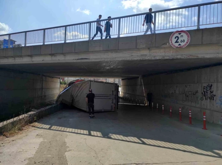 Yüksekliği hesaplayamadı, köprüye takıldı
