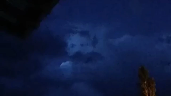Yüksekova’da gece vakti ilginç görüntü: Bulutlarda insan yüzü görüldü
