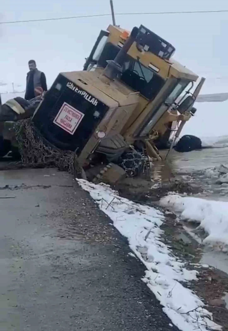 Yüksekova’da iş makinesi yol kenarındaki boşluğa düştü
