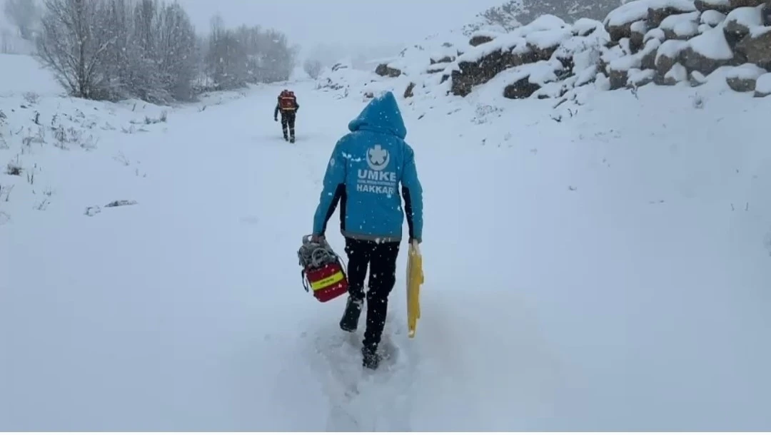 Yüksekova’da kar engeline rağmen 72 yaşındaki hasta hastaneye ulaştırıldı
