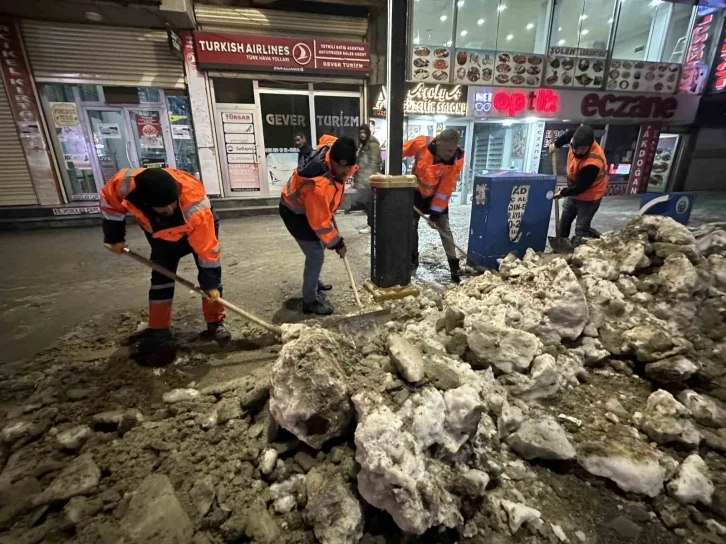 Yüksekova’da kar mesaisi devam ediyor
